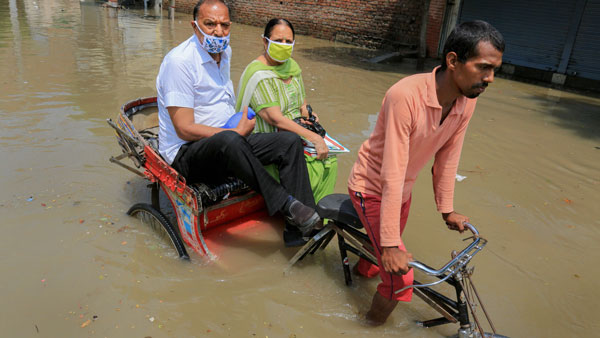 Man Boating On Waterlogged Road: जलभराव में सड़क पर नाव चलाना पड़ा महंगा, दर्ज हुई एफआईआर