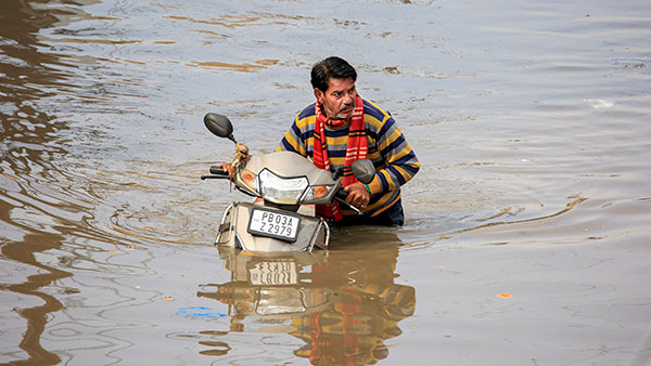 Man Boating On Waterlogged Road: जलभराव में सड़क पर नाव चलाना पड़ा महंगा, दर्ज हुई एफआईआर