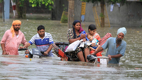 Man Boating On Waterlogged Road: जलभराव में सड़क पर नाव चलाना पड़ा महंगा, दर्ज हुई एफआईआर