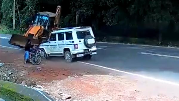 महिंद्रा बोलेरो, जेसीबी से टक्कर बच गया बाइक वाला वीडियो
