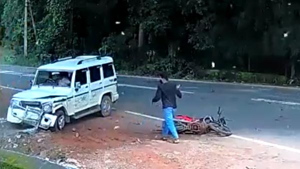 महिंद्रा बोलेरो, जेसीबी से टक्कर बच गया बाइक वाला वीडियो