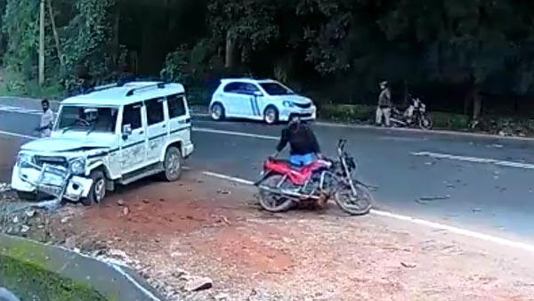 महिंद्रा बोलेरो, जेसीबी से टक्कर बच गया बाइक वाला वीडियो