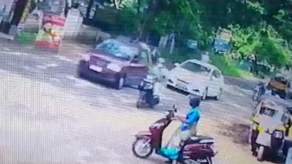 Tata Nano Caught Between 2 Honda City: टाटा नैनो दो होंडा सिटी के बीच फंसी वीडियो