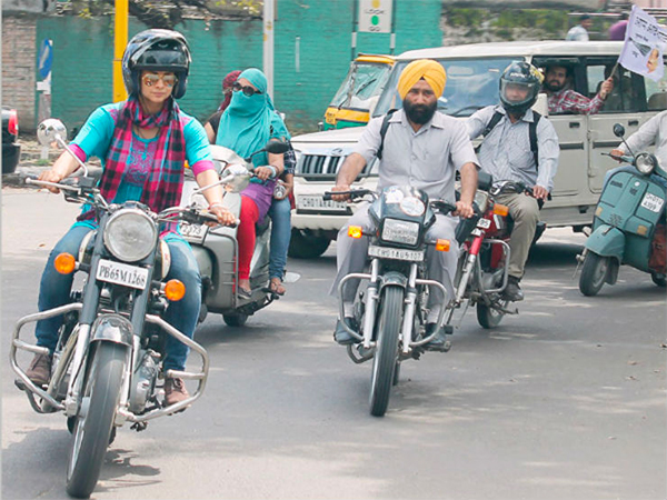 Celebrities Riding Royal Enfield Motorcycles: बॉलीवुड से लेकर हॉलीवुड तक यह सेलेब्रिटी करते हैं रॉयल एनफील्ड बाइक की सवारी