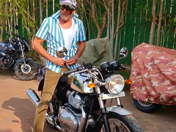 Celebrities Riding Royal Enfield Motorcycles: बॉलीवुड से लेकर हॉलीवुड तक यह सेलेब्रिटी करते हैं रॉयल एनफील्ड बाइक की सवारी