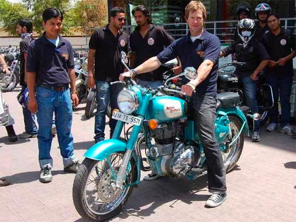 Celebrities Riding Royal Enfield Motorcycles: बॉलीवुड से लेकर हॉलीवुड तक यह सेलेब्रिटी करते हैं रॉयल एनफील्ड बाइक की सवारी