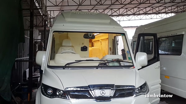 Force Traveller Modified Into Office: फोर्स ट्रैवलर को माॅडिफाई कर बनाया ऑफिस, जानें कैसे