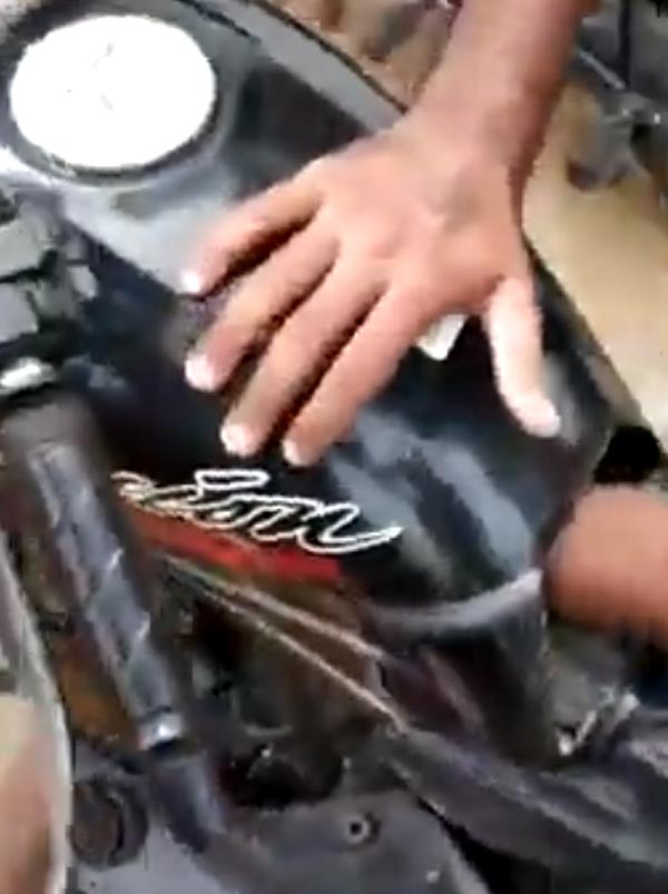 Bike Modified To Smuggle Alcohol Caught By Police: बाइक के फ्यूल टैंक में 25 शराब की बोतल, पुलिस ने पकड़ किया ऐसा Bike Modified To Smuggle Alcohol Caught By Police: बाइक के फ्यूल टैंक में 25 शराब की बोतल, पुलिस ने पकड़ किया ऐसा