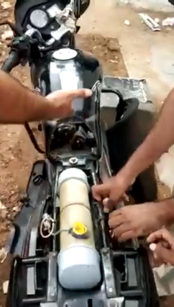 Bike Modified To Smuggle Alcohol Caught By Police: बाइक के फ्यूल टैंक में 25 शराब की बोतल, पुलिस ने पकड़ किया ऐसा Bike Modified To Smuggle Alcohol Caught By Police: बाइक के फ्यूल टैंक में 25 शराब की बोतल, पुलिस ने पकड़ किया ऐसा
