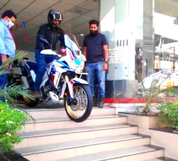 New (2020) Honda Africa Twin Delivery: नई होंडा अफ्रीका ट्विन की डिलीवरी गलती, लेकिन बाइक को नहीं आई एक खरोच