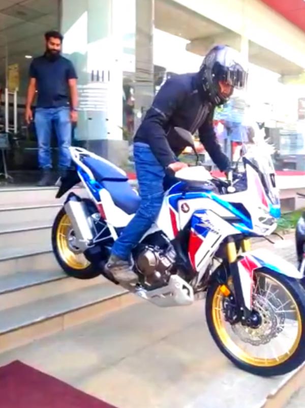 New (2020) Honda Africa Twin Delivery: नई होंडा अफ्रीका ट्विन की डिलीवरी गलती, लेकिन बाइक को नहीं आई एक खरोच