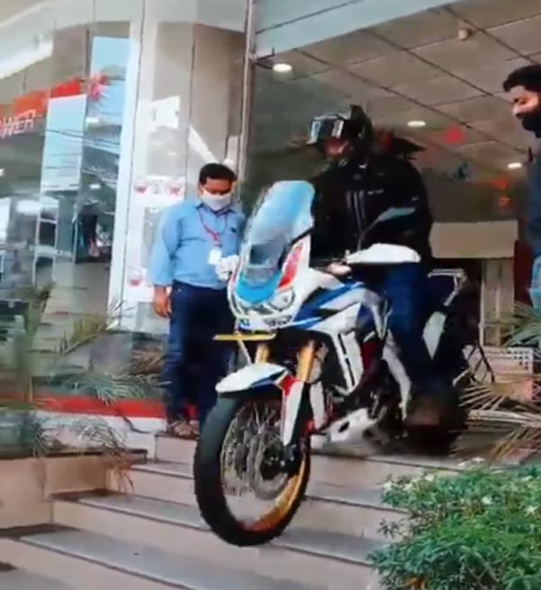 New (2020) Honda Africa Twin Delivery: नई होंडा अफ्रीका ट्विन की डिलीवरी गलती, लेकिन बाइक को नहीं आई एक खरोच