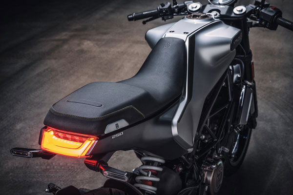 Husqvarna 200 Spied Testing: हस्कवरना ला रही है 200cc की नई बाइक, जानें क्या होंगे फीचर्स