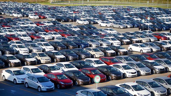 Automotive Sector Sales Recovery: ऑटोमोबाइल संघ SIAM ने कहा इस साल कारोबार सुधरना मुश्किल