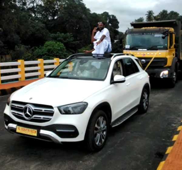 Kerala Cops Busted Businessman For Roadshow: केरल बिजनेसमैन मर्सिडीज रोड शो ट्रक डिलीवरी पुलिस केस दर्ज जानकारी Kerala Cops Busted Businessman For Roadshow: केरल बिजनेसमैन मर्सिडीज रोड शो ट्रक डिलीवरी पुलिस केस दर्ज जानकारी