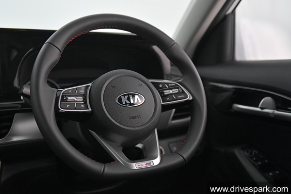 Kia Motors Sells 50,000 Connected Cars: किया मोटर्स 50,000 कनेक्टेड कार बेचीं यूवो तकनीक