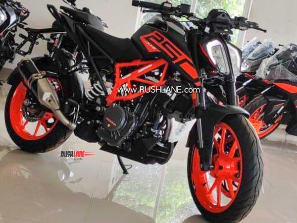 BS6 KTM 250 Duke Spied At Dealership: बीएस6 केटीएम 250 ड्यूक डीलरशिप पर दिखी, जानें क्या हैं फीचर्स