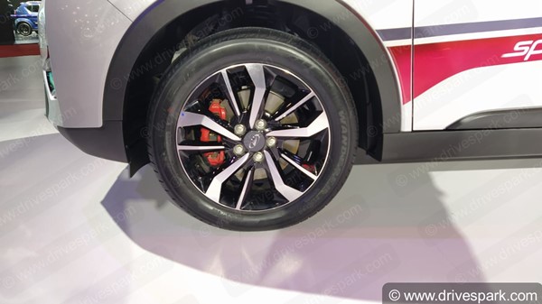 Mahindra XUV300 Sportz Soon To Launch: महिंद्रा एक्सयूवी300 स्पोर्ट्स जल्द होगी लाॅन्च, जानें क्या हैं फीचर्स