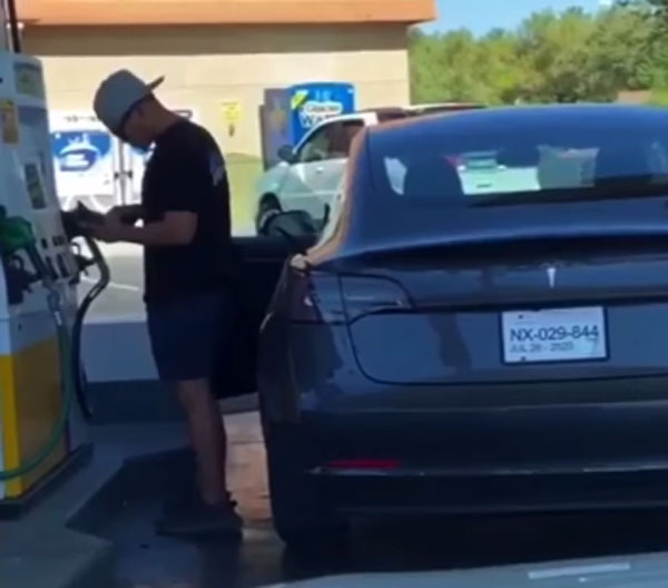 Man Tries To Fill Petrol In Electric Car: इलेक्ट्रिक कार में डाल रहा था पेट्रोल, पंप में हो गयी भारी बेज्जती