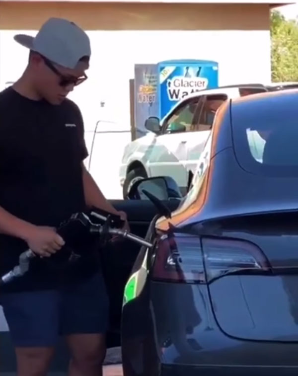 Man Tries To Fill Petrol In Electric Car: इलेक्ट्रिक कार में डाल रहा था पेट्रोल, पंप में हो गयी भारी बेज्जती