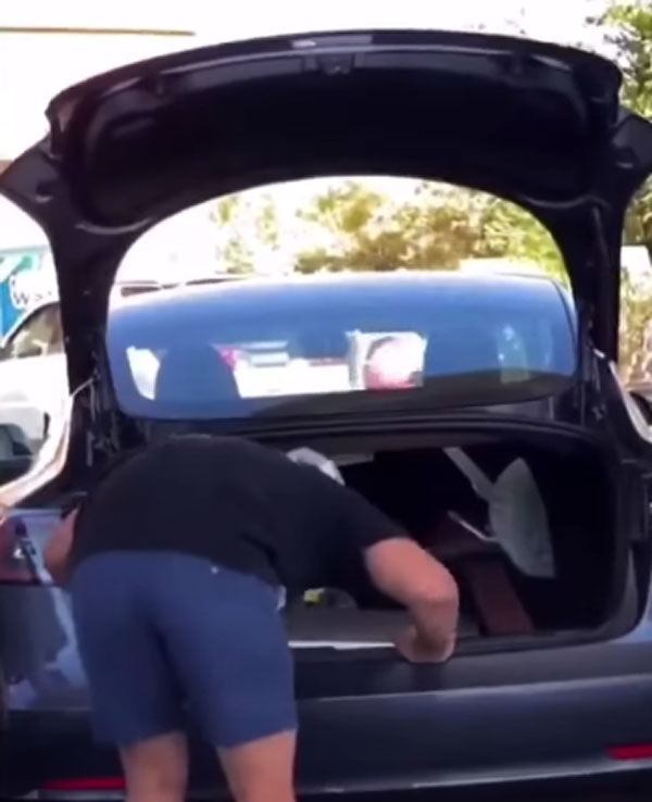 Man Tries To Fill Petrol In Electric Car: इलेक्ट्रिक कार में डाल रहा था पेट्रोल, पंप में हो गयी भारी बेज्जती