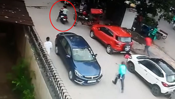 तीन स्कूटी सवार 6 लोगों ने इस शातिर तरीके से मारुति सियाज के चालक को लूटा, देखें वीडियो तीन स्कूटी सवार 6 लोगों ने इस शातिर तरीके से मारुति सियाज के चालक को लूटा, देखें वीडियो