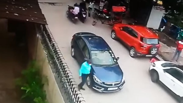 तीन स्कूटी सवार 6 लोगों ने इस शातिर तरीके से मारुति सियाज के चालक को लूटा, देखें वीडियो तीन स्कूटी सवार 6 लोगों ने इस शातिर तरीके से मारुति सियाज के चालक को लूटा, देखें वीडियो