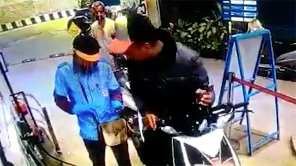 Bengaluru Man Fake Payment Scam In Petrol Pump: इस युवक ने बिना कैश के भरवा ली पेट्रोल, जानें ऐसा क्या किया?