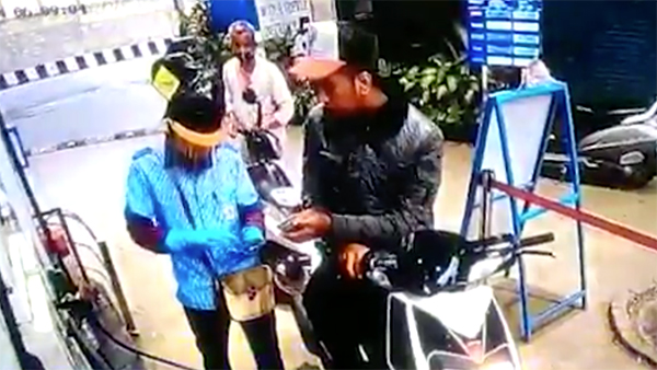 Bengaluru Man Fake Payment Scam In Petrol Pump: इस युवक ने बिना कैश के भरवा ली पेट्रोल, जानें ऐसा क्या किया?