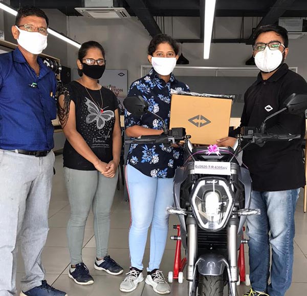 Revolt Electric Bikes Delivery Starts: रिवोल्ट इलेक्ट्रिक बाइक की डिलीवरी अहमदाबाद व चेन्नई में शुरू