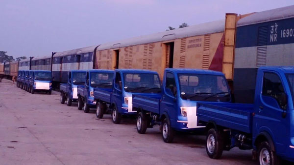 Tata Ace Trucks Exported To Bangladesh: 51 टाटा ऐस मिनी ट्रकों को भेजा गया बांग्लादेश, देखें