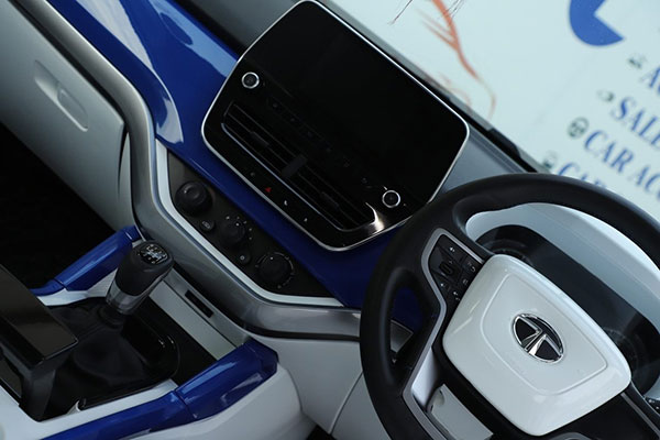 Tata Harrier Interior Modified: टाटा हैरियर को इस तरह से किया मॉडिफाई, अंदर से लगती है शानदार