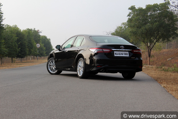 Toyota Vellfire And Camry Price Hike: टोयोटा वेलफायर व कैमरी कीमत वृद्धि 4 लाख रुपये तक जानकारी