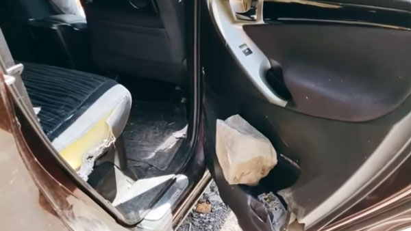 Toyota Innova Roof Broken By A Rock: टोयोटा इनोवा क्रिस्टा बाल-बाल बचा, पत्थर ने चीर कर रख दी कार की छत