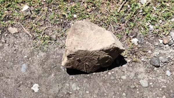 Toyota Innova Roof Broken By A Rock: टोयोटा इनोवा क्रिस्टा बाल-बाल बचा, पत्थर ने चीर कर रख दी कार की छत