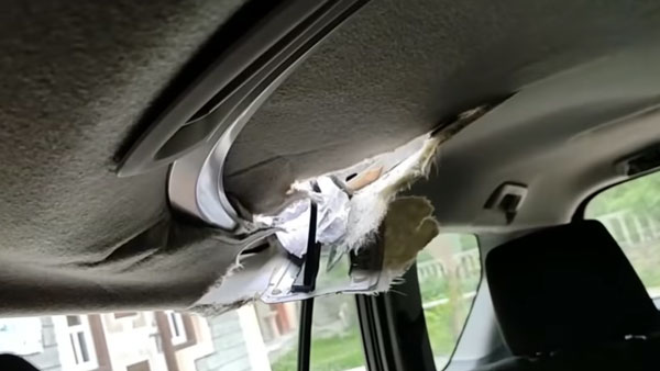 Toyota Innova Roof Broken By A Rock: टोयोटा इनोवा क्रिस्टा बाल-बाल बचा, पत्थर ने चीर कर रख दी कार की छत