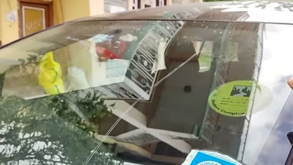 Toyota Innova Roof Broken By A Rock: टोयोटा इनोवा क्रिस्टा बाल-बाल बचा, पत्थर ने चीर कर रख दी कार की छत