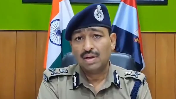 हेलमेट न पहनने पर पुलिस ने युवक का किया ऐसा हाल, देखकर हो जाएंगे हैरान हेलमेट न पहनने पर पुलिस ने युवक का किया ऐसा हाल, देखकर हो जाएंगे हैरान