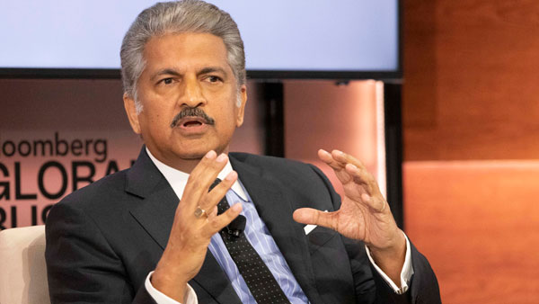 होंडा जनरेटर से चार्ज हो रही टेस्ला इलेक्ट्रिक कार, आनंद महिंद्रा ने वीडियो शेयर कर किया यह कमेंट