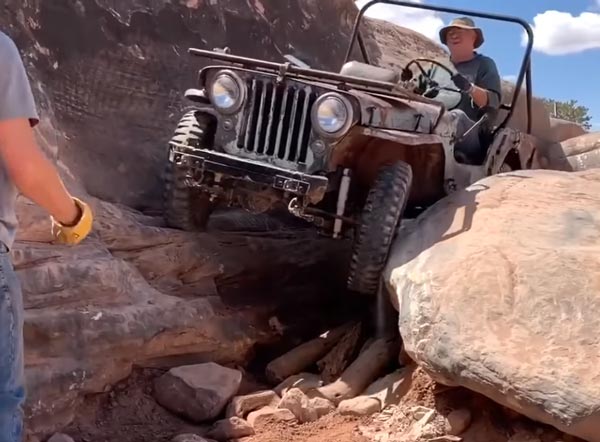 Anand Mahindra Shares New Video: आनंद महिंद्रा ने 70 साल पुराने जीप का वीडियो किया शेयर, देखें Anand Mahindra Shares New Video: आनंद महिंद्रा ने 70 साल पुराने जीप का वीडियो किया शेयर, देखें