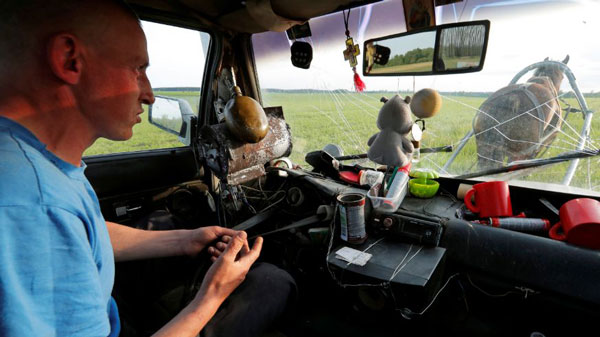 Audi 80 Converted Into Horse Buggy: चरवाहे ने ऑडी की कार को बनाया घोड़ागाड़ी, देखें तस्वीरें