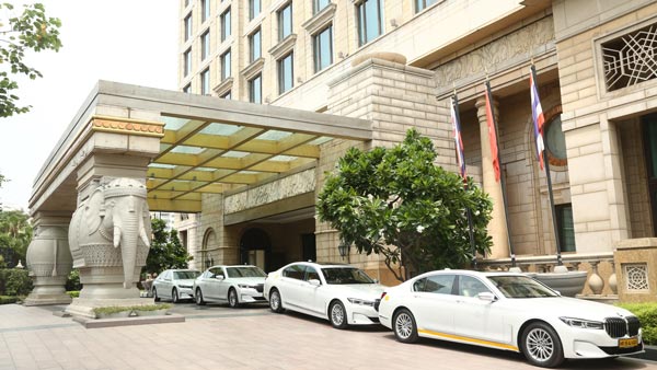 BMW Delivers 45 Cars: बीएमडब्ल्यू ने इस होटल को एक दिन में डिलीवर की 45 कारें, जानें