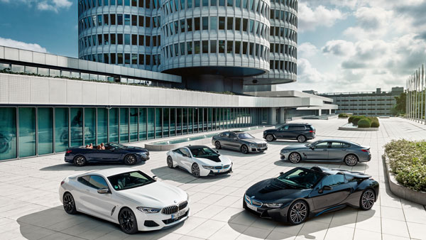 BMW Delivers 45 Cars: बीएमडब्ल्यू ने इस होटल को एक दिन में डिलीवर की 45 कारें, जानें