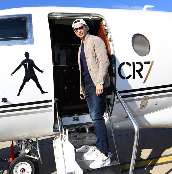 Sports Stars And Their Luxury Jets: खेल जगत की इन हस्तीयों के पास हैं लग्जरी प्राइवेट जेट, जानें Sports Stars And Their Luxury Jets: खेल जगत की इन हस्तीयों के पास हैं लग्जरी प्राइवेट जेट, जानें