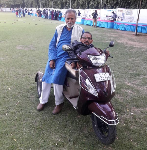 Differently Abled Man Modify Scooter For Himself: दिव्यांग व्यक्ति ने अपने लिए बनाई स्कूटर, इस तरह से खुद को किया आत्मनिर्भर
