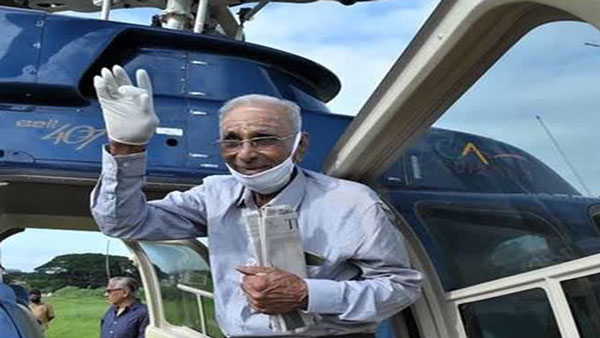 Grandparents Travel By Helicopter To Attend Wedding: पोते की शादी में पहुंचने के लिए केरल से बैंगलोर हेलीकॉप्टर में किया सफर Grandparents Travel By Helicopter To Attend Wedding: पोते की शादी में पहुंचने के लिए केरल से बैंगलोर हेलीकॉप्टर में किया सफर