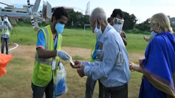 Grandparents Travel By Helicopter To Attend Wedding: पोते की शादी में पहुंचने के लिए केरल से बैंगलोर हेलीकॉप्टर में किया सफर Grandparents Travel By Helicopter To Attend Wedding: पोते की शादी में पहुंचने के लिए केरल से बैंगलोर हेलीकॉप्टर में किया सफर