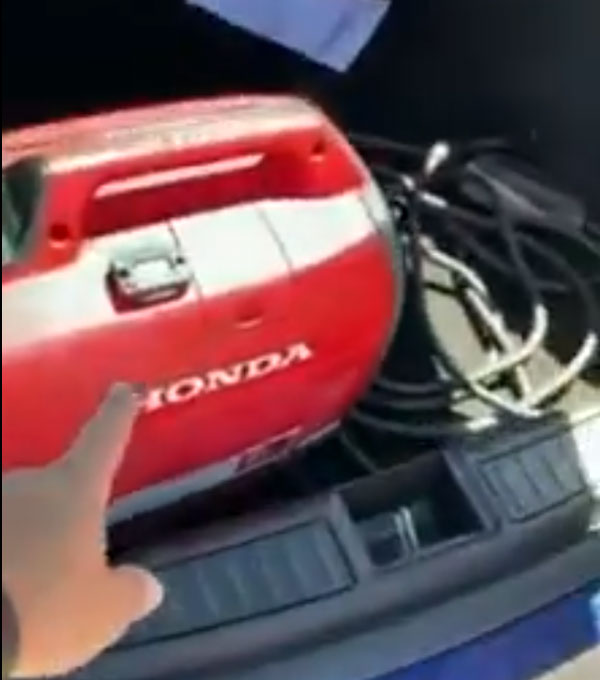 होंडा जनरेटर से चार्ज हो रही टेस्ला इलेक्ट्रिक कार, आनंद महिंद्रा ने वीडियो शेयर कर किया यह कमेंट
