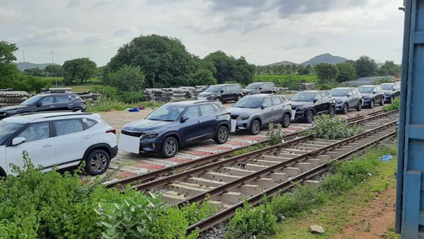 Kia Seltos Transported By Railways: किया सेल्टोस को रेलवे ने किया ट्रांसपोर्ट, जानें