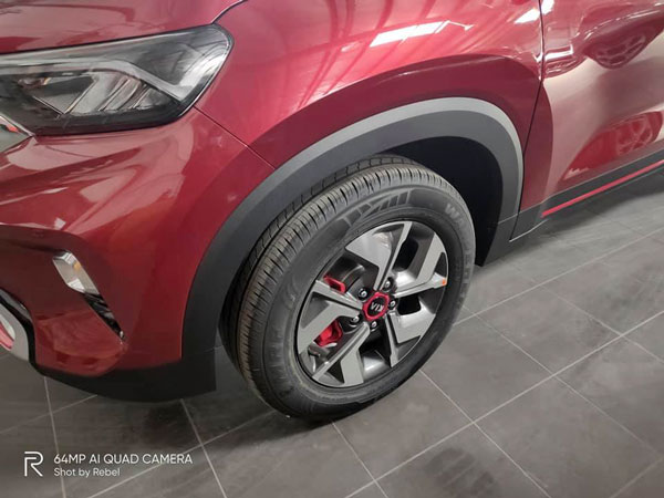 Kia Sonet Reaches Dealership: किया सॉनेट डीलरशिप पर पहुंचना हुई शुरू, टेस्ट ड्राइव जल्द होगी शुरू